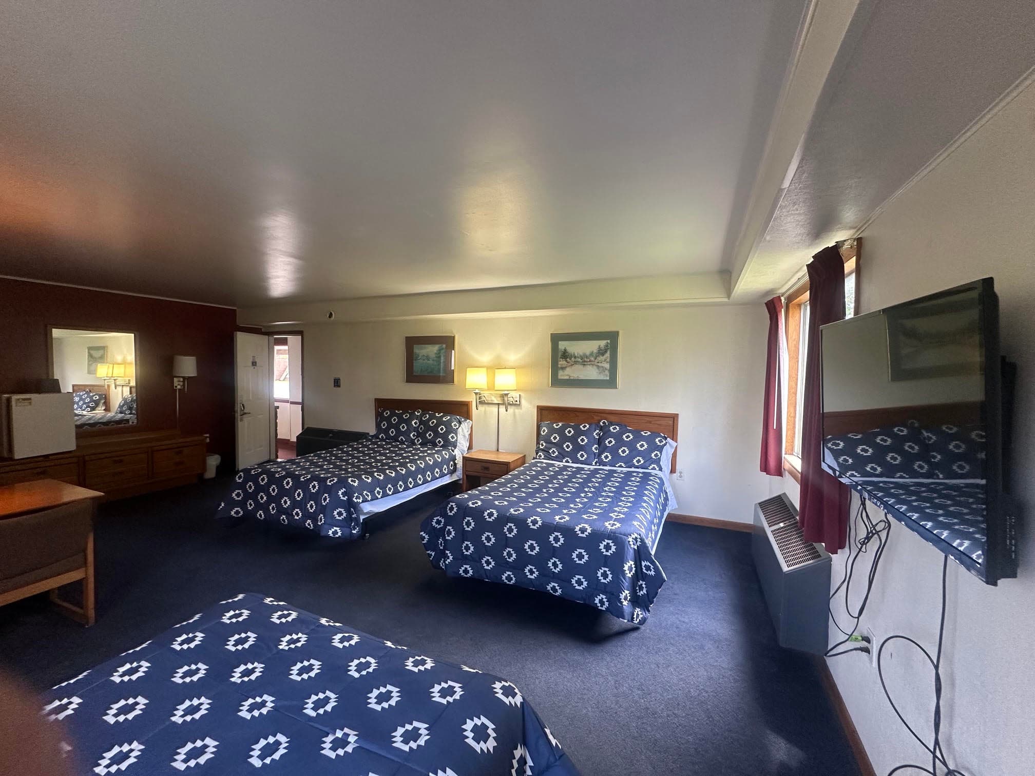 Three-bed Alpine Lodge guest room with flat-screen television